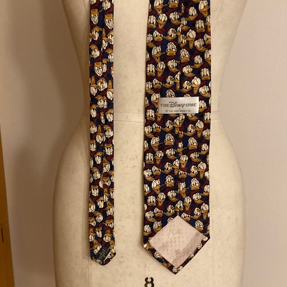 The Disney Store Donald Duck Necktie AOP Classic Cartoon Faces 90s - Picture 8 of 9